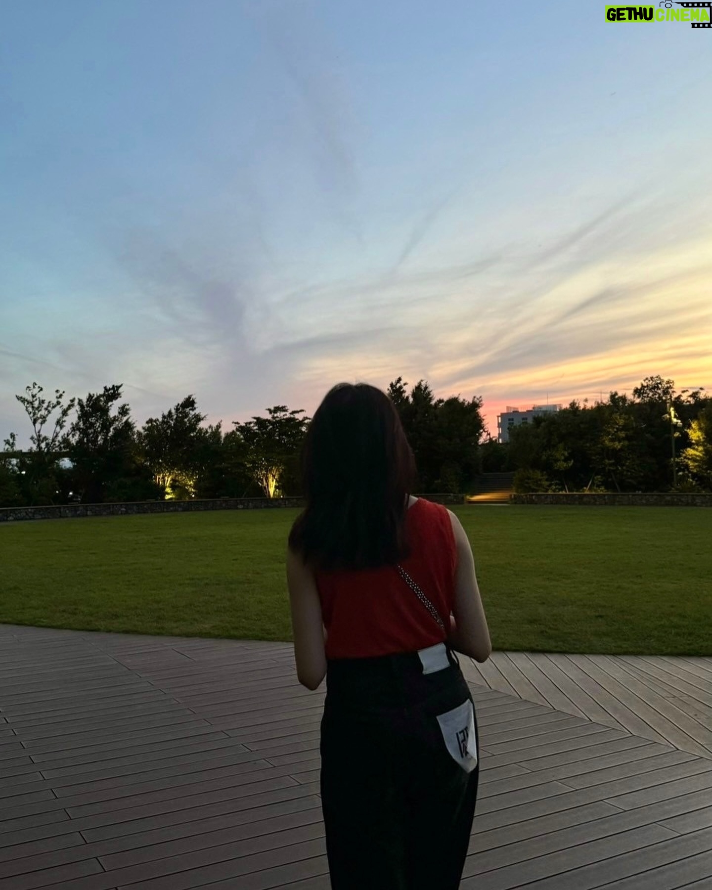 Shiori Sato - 3 Likes - いつかの綺麗な夕日とおnewのくつの日❤️🔥👟🌇