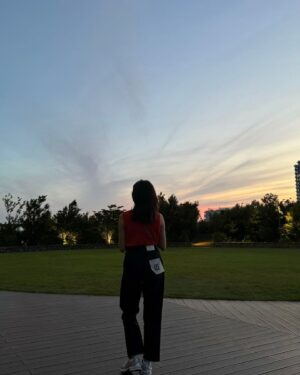 Shiori Sato Instagram - いつかの綺麗な夕日とおnewのくつの日❤️‍🔥👟🌇