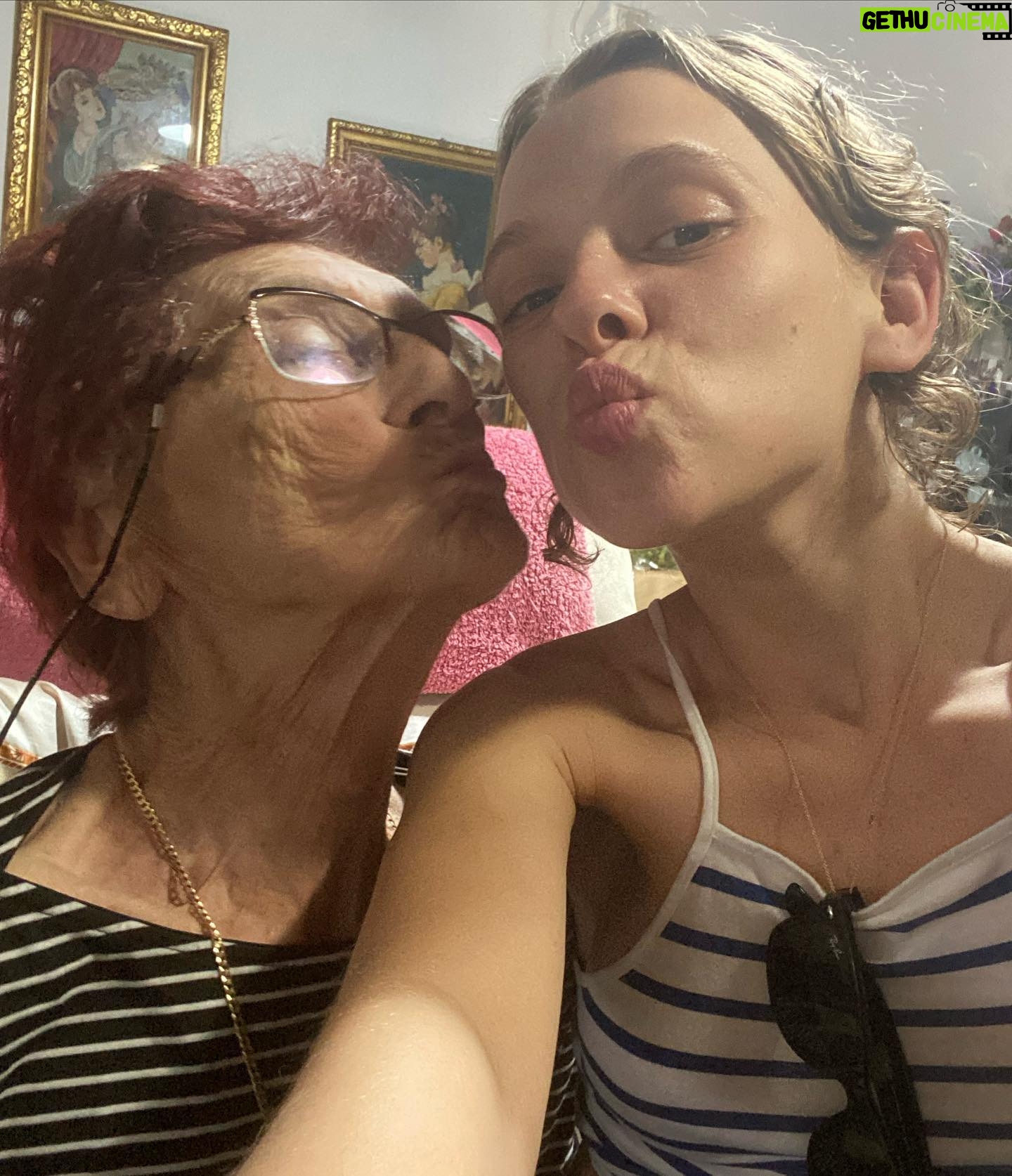 Shira Haas Instagram - My grandma, my love, has passed. A true survivor, one who lost almost all of her family in the holocaust and had the most beautiful revenge: love. 4 children, 13 grandchildren, and 16 great-grandchildren. My inspiration and the love of my life. What a gift it was to call you my savta. I will miss you forever. - בסוף ההודעה האחרונה שסבתא שלי כתבה לי, לפני שהיא נפטרה היום, היא ציינה שהיא אוהבת אותי ״אהבה שאי אפשר לתאר במילים, אבל את בטוח מרגישה אותי !!״ אינספור ימים ולילות לא מבוטלים היא הייתה לידי כשהייתי חולה. סמל הילדות שלי, סמל של חיים. שנים מלאות במשחקי רמי עד אור הבוקר, בבדיחות והומור עד שכואבת הבטן מצחוק. בפינוקים, בבישולים, בחיבוקים, בעצות לחיים. בשיחות הכי מרתקות על פילוסופיה, נפש האדם, פוליטיקה ורכילות. היא הייתה האדם הכי חי, חד, מצחיק, שנון ואוהב שיצא לי להכיר. אין דבר מרפא וחשוב כמו האהבה ואין אדם שלימד אותי את השיעור הזה כמו סבתא שלי. איזו זכות שלנצח תשאר. לאהוב ככה. אוהבת אותך כל כך, סבתא שלי. איך אפשר בכלל לתאר כמה? אבל את בטוח הרגשת