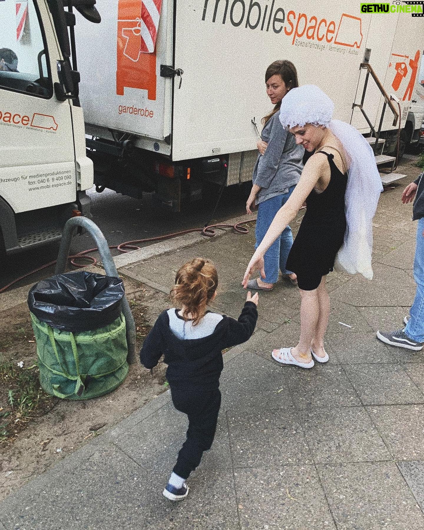 Shira Haas Instagram - When your favorite person visits you on set ❤️ #unorthodoxnetflix