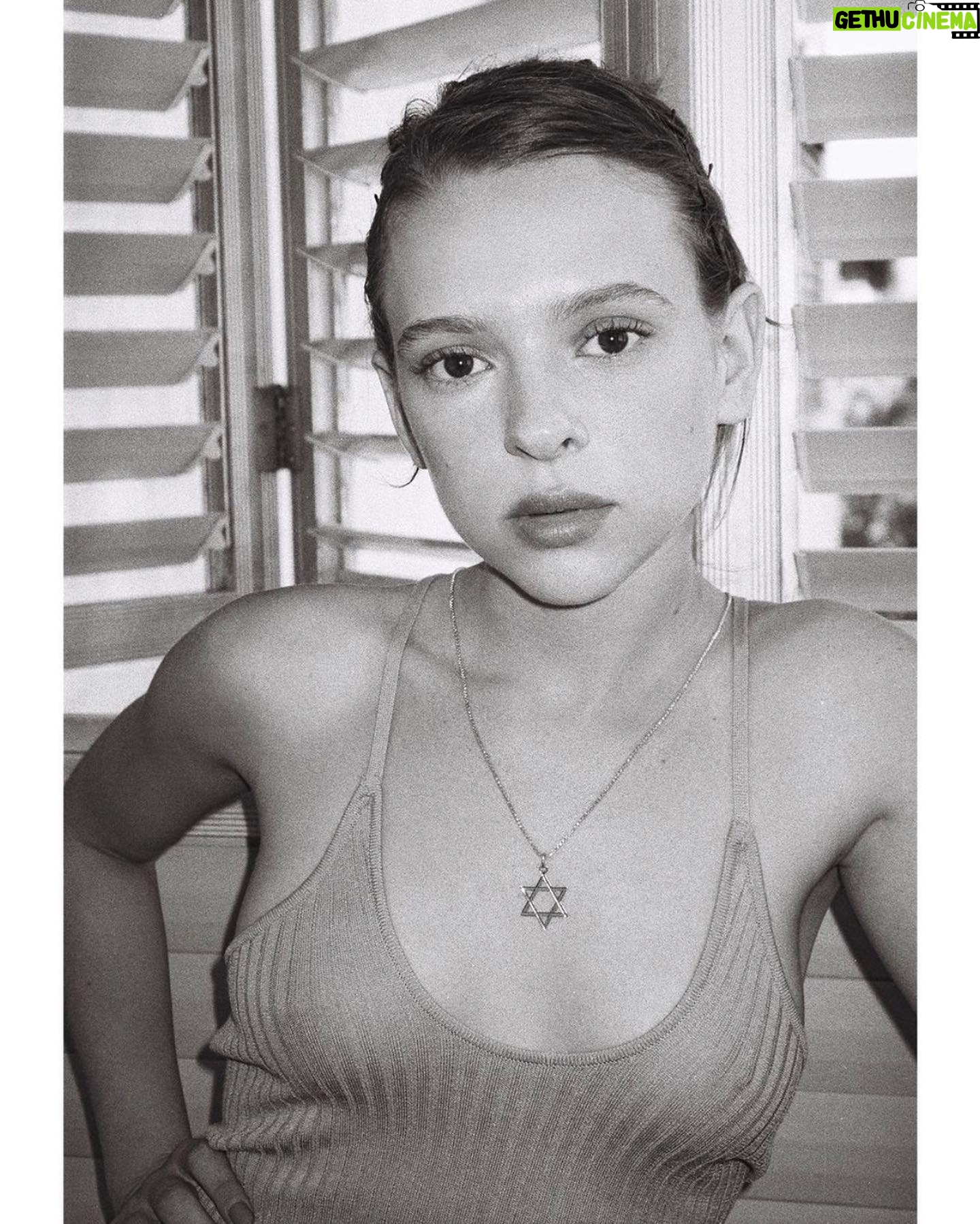 Shira Haas Instagram - SHANA TOVA. I love you all. ❤️🍏🍯 אָדָם חַי בָּעוֹלָם שֶאוֹתוֹ הוּא עוֹשֶֹה לְעַצְמו,
מִן הַתַּאֲווֹת שֶבְּשָֹרוֹ מִתְאַוֶּה לְעַצְמוֹ
מִן הַנוֹפִים שֶבָּהֶם הוּא מַמְתִּיק לְעַצְמוֹ
אֶת הַפְּחָדִים שֶבָּהֶם הוּא מַפְחִיד אֶת עַצְמו
וּמִן הָאַהֲבָה שֶאוֹתָהּ הוּא אוֹהֵב לְעַצְמו
וּמִן הַשִֹּנְאָה שֶאוֹתָהּ הוּא שֹוֹנֵא לְעַצְמוֹ
וּבַקַּיִץ הוּא יוֹצֵא אֶל מִחוּץ לְעַצְמוֹ
וּבַסְּתָיו הוּא חוֹזֵר חֲזָרָה לְעַצְמוֹ
וְרוֹאֶה מֶה עָשָֹה לְעַצְמוֹ
בַּקַּיִץ וּמַה לא עָשָֹה לְעַצְמוֹ
מַבְחִין בֵּין זֶה לְזֶה וּמֵבִין לְעַצְמו. ♥️