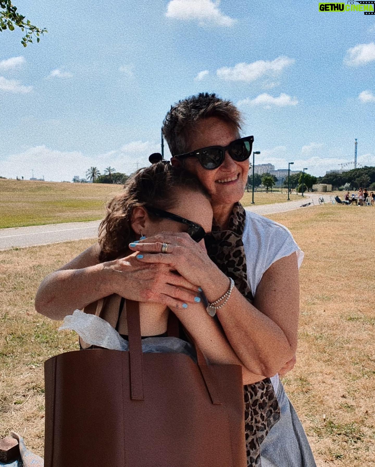 Shira Haas Instagram - A year ❤️🩹 תנוחי תנוחי אמא שלי. בדמעות ולב שבור אני כותבת את המילים האלו, בשקיעה של השמש ביום האזכרה. אומרים שעכשיו את ״רשמית״ הולכת, נפרדת. תנוחי בלי כאבים יותר. בשלווה ועם כמה ששורף לי לכתוב את זה- תנוחי בשלום. אני נותנת לך ללכת בשבילך בשבילי. תנוחי ומדי פעם תסמני. חוץ מהסימון התמידי שלך שחרוט בלב שלי תמיד. חוץ מהסימון הביולוגי שאני לפעמים רואה בעיניים החומות שלנו ובכמה תמונות אפילו בחיוך. חוץ מבציטוטים שלך שאני חוזרת עליהם כל הזמן, חוץ מהדמעות והכאב השורף. חוץ מהשאיפה האישית הבלתי פוסקת שלי, הנצחית, של להיות פסיק מהאמא ומהאדם שהיית. חוץ מזה, תסמני לי. בחלומות, בשירים, בחניות בתל אביב שאני פתאום מוצאת אחרי שאני מדברת איתך, בתפקידים, ביצירה. תסמני תאותתי אבל בעיקר תנוחי. אני אוהבת אותך