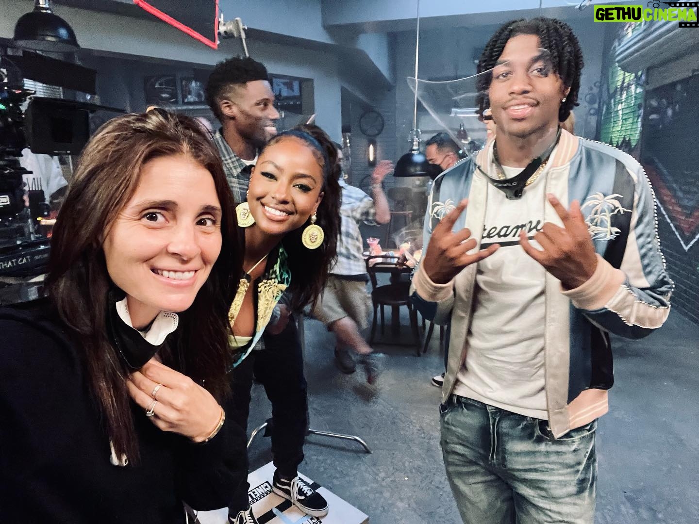 Shiri Appleby Instagram - GROWNISH 💙”Happy Not Knowing”. Working with these actors is pure joy. Check out this super fun episode, streaming now on Hulu! 💫 #directing