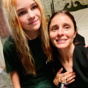 Shiri Appleby Instagram - YOUNG SHELDON 🍒 New episode ”Blonde Ambition and The Concept of Zero” tonight! I honestly laugh so hard everyday on set. The cast and crew couldn’t be kinder or more fun to work with. 🤙🏻 #directing
