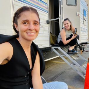 Shiri Appleby Instagram - YOUNG SHELDON 🍒 New episode ”Blonde Ambition and The Concept of Zero” tonight! I honestly laugh so hard everyday on set. The cast and crew couldn’t be kinder or more fun to work with. 🤙🏻 #directing