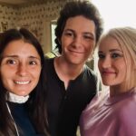 Shiri Appleby Instagram - YOUNG SHELDON 🍒 New episode ”Blonde Ambition and The Concept of Zero” tonight! I honestly laugh so hard everyday on set. The cast and crew couldn’t be kinder or more fun to work with. 🤙🏻 #directing