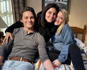 Shiri Appleby Instagram - YOUNG SHELDON 💛 “Teen Angst and a Smart-Boy Walk of Shame”. Working on Young Sheldon is like being wrapped in a warm blanket of fun. We laugh all day and everyone is super professional and ready to deliver aka the best way to spend a day. Hope you enjoy the episode. ✨ #directing
