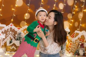 Shirley Yeung Instagram - “All I want for Christmas is to be surrounded by my family.” 🌲☃️ ❤️🐷

#szekikk
#楊思琦
#楊思琦szeki 
#kody_krystal 
@whoolalababy