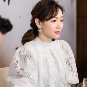 Shirley Yeung Instagram - 謝謝「姐姐的下午茶」邀請擔任嘉賓，哈哈，开心享受了一頓豐富的美食，还有禮物！😁😁😁
 記得留意 珠江频道黄金娱乐节目《娱乐没有圈》 每周四晚上十点！

#姐姐的下午茶 #娱乐没有圈 #珠江頻道  #嘉顿  #麥長青

#楊思琦
#szekikk
#楊思琦szeki