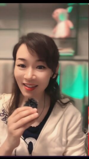Shirley Yeung Instagram - 你小時候聽過的歌里有沒有這首？我唱給你聽
#那些小時候聽過的歌#經典老歌  #經典粵語  #分分鐘需要你#szekikk #楊思琦 #楊思琦 #客家 #真人真唱