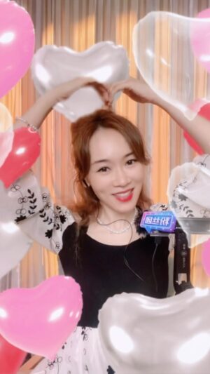 Shirley Yeung Instagram - Love is more 多愛身邊的人和物一點！相信你一定會發現⋯⋯生活是充滿愛！
#szekikk #楊思琦#楊思琦szeki#loveismore #愛一點