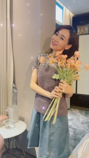 Shirley Yeung Instagram - 宅在家也要美美的！ 🌸

#楊思琦
#szekikk
#楊思琦szeki
#一束花的儀式感
 #宅家的治癒感是花花給的 
#宅女