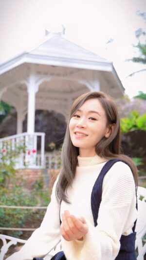 Shirley Yeung Instagram - 「在世間不聲不語有一種愛
柔韌到叫鐵石種出花開……
 無限暖最美是這一種愛💕」
#楊思琦 #翻唱 #粵語經典 #擁抱愛 
#杨思琦 
#楊思琦szeki
#szekikk
