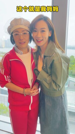 Shirley Yeung Instagram - 聽到這句對白， 親切嗎？ 🌸❤️

@苑瓊丹(石榴姐) 
#一句台詞回到黃金年代
#楊思琦 #szekikk #楊思琦szeki
#懷舊經典#港劇 #千謊百計
#懷舊經典影視
#母親節