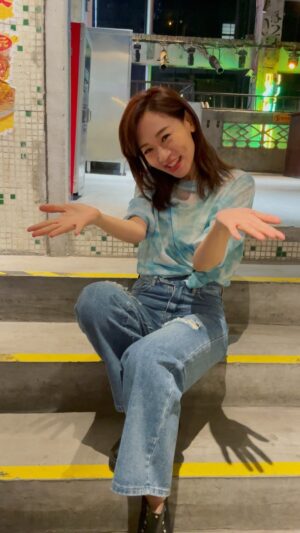 Shirley Yeung Instagram - #七夕用這首歌告白🌈❤️
 #浪漫七夕星河相會
#初戀 #粵語歌 
#楊思琦
#szekikk
#楊思琦szeki