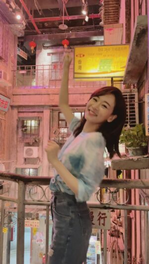 Shirley Yeung Instagram - 跑得最快是你啦，秒針！ 
快人一步理想達到！ 加油啊！ 🌈

#楊思琦  #楊思琦szeki #szekikk
#秒針
#粵語歌
#港味復古
#港風
#mv