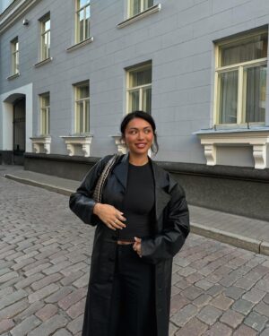 Shirly Karvinen Instagram - Ahhh kesä tulee. 💛 Kai täs on joku takatalvi iltapäivälehtien mukaan tulossa, mut ei viel mietitä sitä. 

Tää viikko on ollut ihana. Oli vappua, Tallinnaa, hyvää ruokaa ja ympäriinsä hengailua. Btw Tallinna vinkki; menkää syömään Nok Nok -ravintolaan. NIIN hyvä! 🤤

Nyt on laiskoteltu sopivasti ja valmis sit lähtee kiertueelle muutaman päivän päästä. Sedät & Shirly stand up -kiertue alkaa torstaina Salossa ja jatkuu perjantaina Klaukkalassa. Mun bion linkistä pääsee suoraan ostamaan lippuja. ❤️ Tervetuloa ottamaan pientä happihyppelyä arjesta meidän kaa! 🫶🏻
