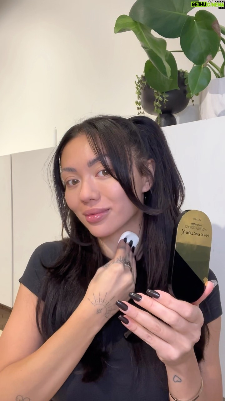 Shirly Karvinen - 1.3K Likes - Mainos @maxfactorfinland ✨
Rakastettu klassikkotuote Max Factor Facefinity Compact on tuotu takaisin ja tällä kertaa uudelleen täytettävänä. ❤️
Meikkivoide puuteri lupaa 24h kestävyyden, mattaisen lopputuloksen sekä meikkivoiteen peittävyyden. Testasin lunastaako tuote lupaukset ja lunastihan se. 🥳
Pohjusta iho rasvalla tai pohjustusvoiteella, puuteri on tärkeää painaa iholle levittämisen sijasta, jotta lopputulos on mahdollisimman tasainen. Kohdat joihin haluat enemmän peittävyyttä voit kerrostaa tuotetta.
Mä tykästyin lopputulokseen, iho näyttää tasaiselta ja hehkeältä koko päivän! 🤌🏼
Sen lisäksi Max Factor Facefinity Compact on vegaaninen tuote, suojaa ilmansaasteilta ja on SPF20. ❤️
Saatavilla mm. @sokostavaratalot