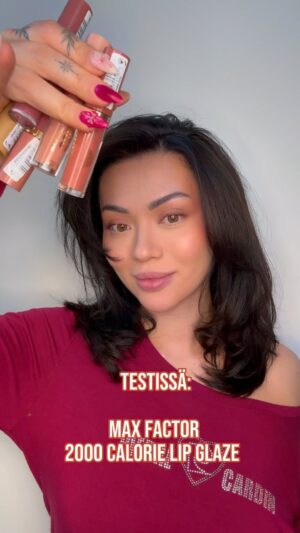 Shirly Karvinen Instagram - Mainos @maxfactorfinland 
Rrrrrrakastan huulikiiltoja ja niitä löytyykin multa joka laukusta USEITA. 🙈 (ja autosta, takin taskuista, aina tasaisin väliajoin yks löytyy pesukoneesta) Max Factorilta on tullut uusia 2000 Calorie Lip Glaze -huulikiiltoja ja siitä löytyy niin herkullisia sävyjä. Glitterisiä ja ilman. 😍 Ne on hoitavia, täyteläisiä, vegaanisia, kevyitä ja voi huoletta lisätä pitkin päivää. Ne ei oo lainkaan paakkuuntuvia vaan säilyttää kevyen tuntemuksensa. Nää meni mulla ehdottomasti jatkoon. 😍🫶🏻 

Kaikki normaalihintaiset Max Factor meikit -25% S-etukortilla 28.4 asti Sokoksella @sokostavaratalot. ❤️