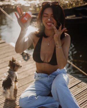 Shirly Karvinen Instagram - Mainos @avene ☀️
Muistan liiankin hyvin ajat kun heti keväällä mentiin takapihalle tuulensuojaan babyoilit pinnassa ja kärtsättiin ihoa niin pitkään kun jaksettiin. ”Tän päivän puna on huomisen bruna” oli lifestyle. Aurinkolomista puhumattakaan. 🥵🫠 Kauhulla mietin noita aikoja ja onneksi nykyään puhutaan jatkuvasti enemmän auringon haittavaikutuksista ja miten TÄRKEÄÄ on suojata iho. Meillä on vain yksi sellainen ja sillä on tärkeä tehtävä läpi elämän. ❤️ 

Avènen uudet Ultra Fluid Invisible SPF50 - ja Ultra Fluid Perfector SPF50  -aurinkosuojavoiteet sisältävät Avènen kehittämän ja patentoiman TriAsorB-filtterin, joka suojaa ihoa UVB-säteiden ja lyhyiden sekä pitkien UVA-säteiden lisäksi korkeaenergisen sinivalon aiheuttamilta haitoilta. Aurinkosuojavoiteissa on kevyt koostumus, joka jättää ihon miellyttävän tuntuiseksi. Ultra Fluid -voiteet ovat Avènen kehittämistä tuotteista kevyimmät iholla, mutta laajimmin auringolta suojaavat aurinkovoiteet. 

Perheellisille tiedoksi: vartalolle tarkoitettu Intense Protect 50  -aurinkosuoja sopii myös raskaana oleville sekä yli 6kk vanhoille lapsille. Koko perheen tuote. ❤️ Sekä vedenkestävä. 

Ultra Fluid Invisible SPF50 - ja Ultra Fluid Perfector SPF50  -aurinkosuojavoiteet ovat nyt 20%:n kampanja-alennuksessa Olo-apteekin verkkokaupassa. Etu on voimassa 31.5. asti. Stooreissa ja biossa suora linkki kampanjaan. Avène-tuotteet ovat saatavilla hyvin varustelluista apteekeista ja apteekkien verkkokaupoista. ❤️ 

#ihojossaviihdyt