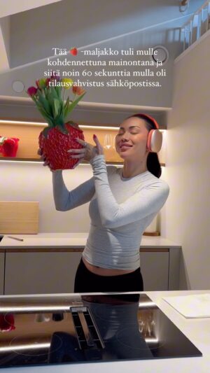 Shirly Karvinen Instagram - Mansikka -asiat on mun heikkokohta, päässä pimenee hetkeks. 🍓

Ukilla oli mun lapsuudessa takapihalla pieni mansikkamaa ja mulla on paljon onnellisia muistoja ku kykin siel syömässä loputtoman paljon mansikoita mun serkkujen kaa. Välillä yksin. 

Hain myös teiniaikoina monena kesänä mansikan poimijaks kesätöihin, mut en ikinä päässy. Ehkä tää on mun tapa käsitellä mun traumapettymystä. 

Ei mul muut. 😇

Eiks ookki ihana maljakko?