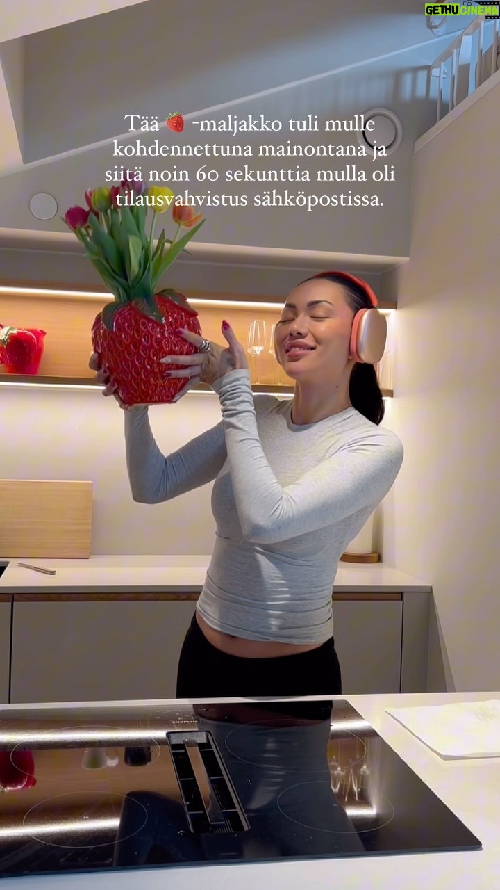 Shirly Karvinen - 3.6K Likes - Mansikka -asiat on mun heikkokohta, päässä pimenee hetkeks. 🍓
Ukilla oli mun lapsuudessa takapihalla pieni mansikkamaa ja mulla on paljon onnellisia muistoja ku kykin siel syömässä loputtoman paljon mansikoita mun serkkujen kaa. Välillä yksin.
Hain myös teiniaikoina monena kesänä mansikan poimijaks kesätöihin, mut en ikinä päässy. Ehkä tää on mun tapa käsitellä mun traumapettymystä.
Ei mul muut. 😇
Eiks ookki ihana maljakko?