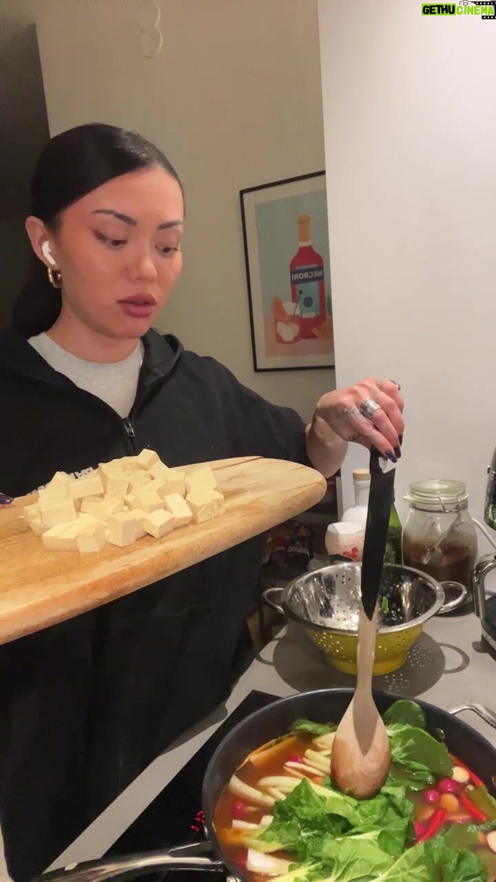 Shirly Karvinen - 1.2K Likes - KOKKILIVE 2 👩🏻🍳❤️
Ainekset:
Sieni
Paksoi
Retiisi
Valkosipuli
Soijakastiketta
Gochujang
Kalakastike
Seesamöljyä
Riisinuudeli