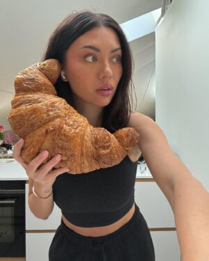 Shirly Karvinen Instagram - Haloo Hollola, Vantaa, Lohja ja Tuusula. 📞📞
Sedät ja Shirly Stand Up -kiertueella on vielä 4 keikkaa jäljellä ja just tossa järkässä. Huomenna ollaan Hollolassa! 

Lippuja saa Tiketistä, mun biossa on suora linkki. ❤️ Meillä on ollu niin hauskaa ja olis mahtavaa viettää ihana iltama yhdessä! Mukana on Ville Kormilainen, Antti Akonniemi, Tomi Haustola, Andre Wickström ja Heikki Vilja. 🎤

Ps. Kattokaa miten iso croissu. 🥐