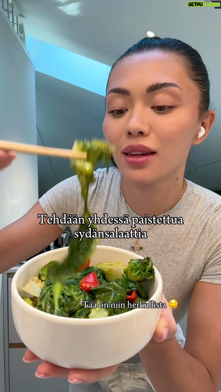 Shirly Karvinen - 2.1K Likes - Helppo, nopee ja nii herkku! 🥬🤌🏼 Paistettu sydänsalaatti.
Lisään usein viel etikan kaveriks, mut tällä kertaa vedin ilman. Tallenna tää ja kokeile ens kerralla ku kokkailet, täydellinen lisuke! Tai snäksi. 🥰