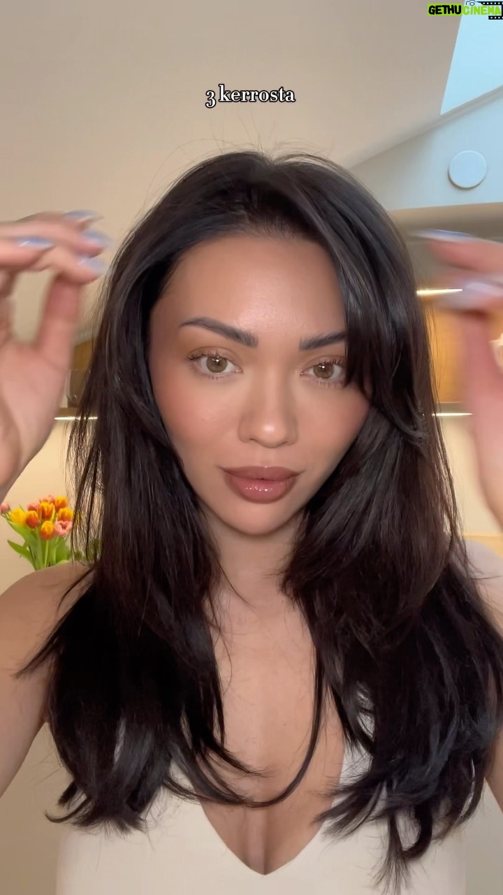Shirly Karvinen - 753 Likes - Mainos @maxfactorfinland //
‼️Max Factor Masterpiece maskarat -25% 26.3 asti. ‼️
Mulla oli vuosia ripsienpidennykset, koska mun omat luonnolliset ripset oli lyhyet ja taipu lähinnä alaspäin. 🌚 Nyt viime kuukausina oon kuitenkin tykännyt luonnollisemmasta lookista ja löytäny omia kestosuosikkeja millä saan mun ripset todella ”ripsettymään”. 😄🙈
Testasin MAX FACTOR Masterpiece 2-in-1 Lash Wow Midnight Black-ripsiväriä ja isosti jatkoon. 🔥 Tuote lupaa intensiivisen katseen sekä pituutta ja volyymia ja sen sain.
Harja on kevyt käyttää, sopivan verran tuotetta ja halutessaan voi helposti kerrostaa. ✨
Tässä on mukana myös hoitavia vaikutuksia; ripsiväristä löytyy kasvipohjaisia öljyjä, antioksidantteja ja e-vitamiinia. Sen lisäksi tuote on vedenkestävä. Nappaa ensi kerralla testiin @sokostavaratalot 🥰