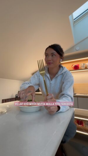 Shirly Karvinen Instagram - Mainos @colgatesuomi 🦷✨

Hyvä suuhygienia ja valkoinen hymy tuo mulle itsevarmuutta ja hyvää oloa. Aika paljon saa omaa lärviä kameran kautta kattoa tässä työssä niin itsevarma hymy on mulle tärkeetä. 

Colgaten Max White Ultimate LED -valkaisulaitteella saa helposti kirkkaamman ja valkoisemman hymyn 10 min päivittäisellä käytöllä. 2 x päivässä, 2 viikon käytön jälkeen huomaat selkeän eron! 👌🏽

Pese ekat hampaat, kuiva hampaat käsipaperilla, laita valkaisevaa seerumia, annan kuivua n. 15 s, valaise hymy LED-valolla 10 minuuttia ja valmis! Tää on niin helppoa, et mä mietin jo, et tätä settiä vois kantaa laukussakin mukana ja tehdä esim. työpaikalla tai autossa! 

Jos haluat ottaa itelleskin testiin niin tuotteet löytyy hyvin varustelluista päivittäistavarakaupoista, hammastahnojen kaa samalta hyllyltä. ❤️

#colgatesuomi #colgatesmile #valkaisulaite #kotivalkaisu #hampaidenvalkaisu