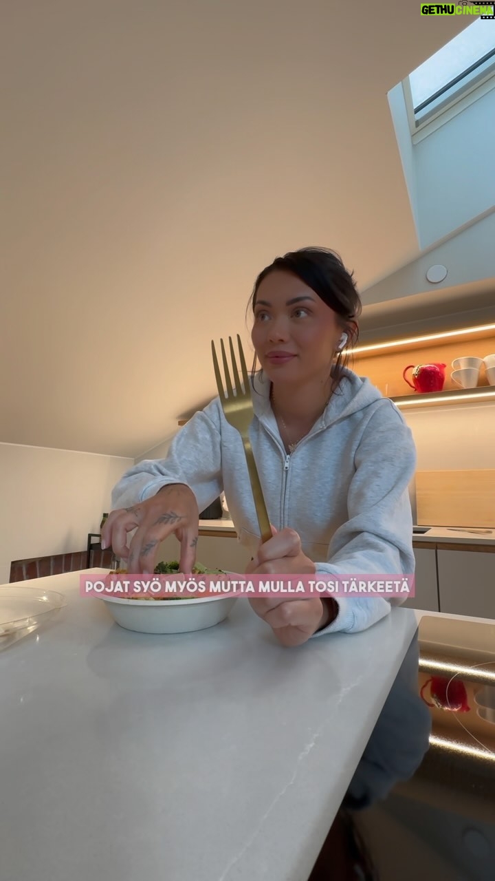 Shirly Karvinen - 3 Likes - Mainos @colgatesuomi 🦷✨
Hyvä suuhygienia ja valkoinen hymy tuo mulle itsevarmuutta ja hyvää oloa. Aika paljon saa omaa lärviä kameran kautta kattoa tässä työssä niin itsevarma hymy on mulle tärkeetä.
Colgaten Max White Ultimate LED -valkaisulaitteella saa helposti kirkkaamman ja valkoisemman hymyn 10 min päivittäisellä käytöllä. 2 x päivässä, 2 viikon käytön jälkeen huomaat selkeän eron! 👌🏽
Pese ekat hampaat, kuiva hampaat käsipaperilla, laita valkaisevaa seerumia, annan kuivua n. 15 s, valaise hymy LED-valolla 10 minuuttia ja valmis! Tää on niin helppoa, et mä mietin jo, et tätä settiä vois kantaa laukussakin mukana ja tehdä esim. työpaikalla tai autossa!
Jos haluat ottaa itelleskin testiin niin tuotteet löytyy hyvin varustelluista päivittäistavarakaupoista, hammastahnojen kaa samalta hyllyltä. ❤️
#colgatesuomi #colgatesmile #valkaisulaite #kotivalkaisu #hampaidenvalkaisu