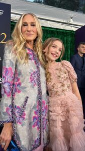 Shirly Brener Instagram - the 29 year wait is over!! 🔮🧙🏻‍♀️🐈‍⬛ HOCUS POCUS 2 is now streaming on Disney In honor of the release sharing this moment w the 2 Sarahs!! this was so so sweet! 💜💜 🧹🧹 SJP is so lovely and talented! we could not be more honored and excited forJuju to be stepping into the child shoes of this lady’s iconic witch character in Hocus Pocus 2 🔮🪄 #SarahSanderson #YoungSarahSanderson