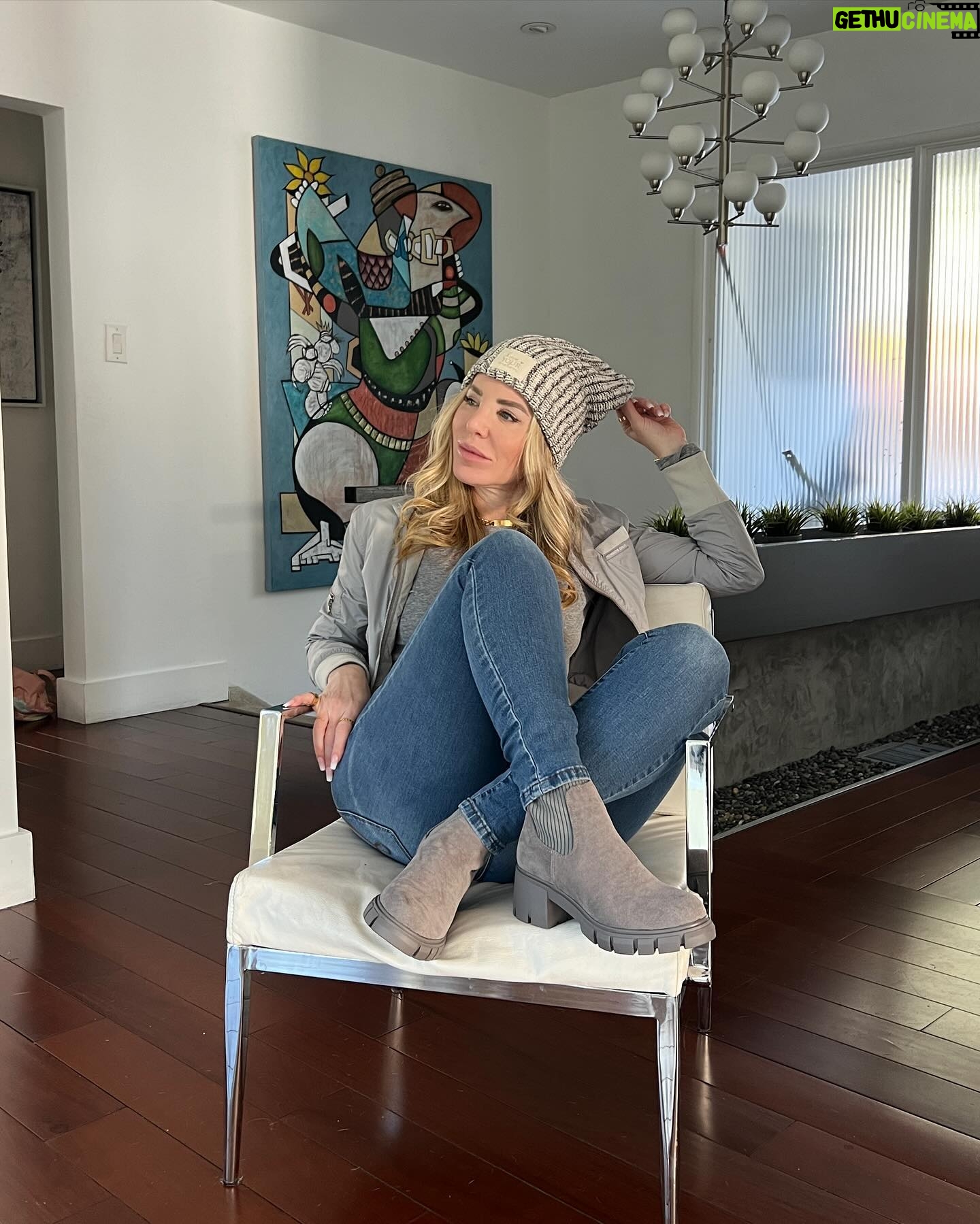 Shirly Brener Instagram - its finally quieting down settling in for the holidays and end of year! i love this time of year not too much stress, cozy at home, time to reflect on all we did the last 12 months and set goals and awesome plans for the coming year 😊☃️❄️🎊👯♀️ so happy to have my amazing new boots by @newbellaofficial #newbella 🩶🩶🩶🥾 perf for this time of year or anytime really 🫶 makes me feel cpzu & confident while being super comfortable! use coupon code “01shirly” for a 18% discount for my followers at https://www.shopnewbella.com/ •shoes @newbellaofficial •jacket @membersonlyusa •jewelry @electricpicks •art @brucerubensteinart 📸 by @milabrenerofficial
