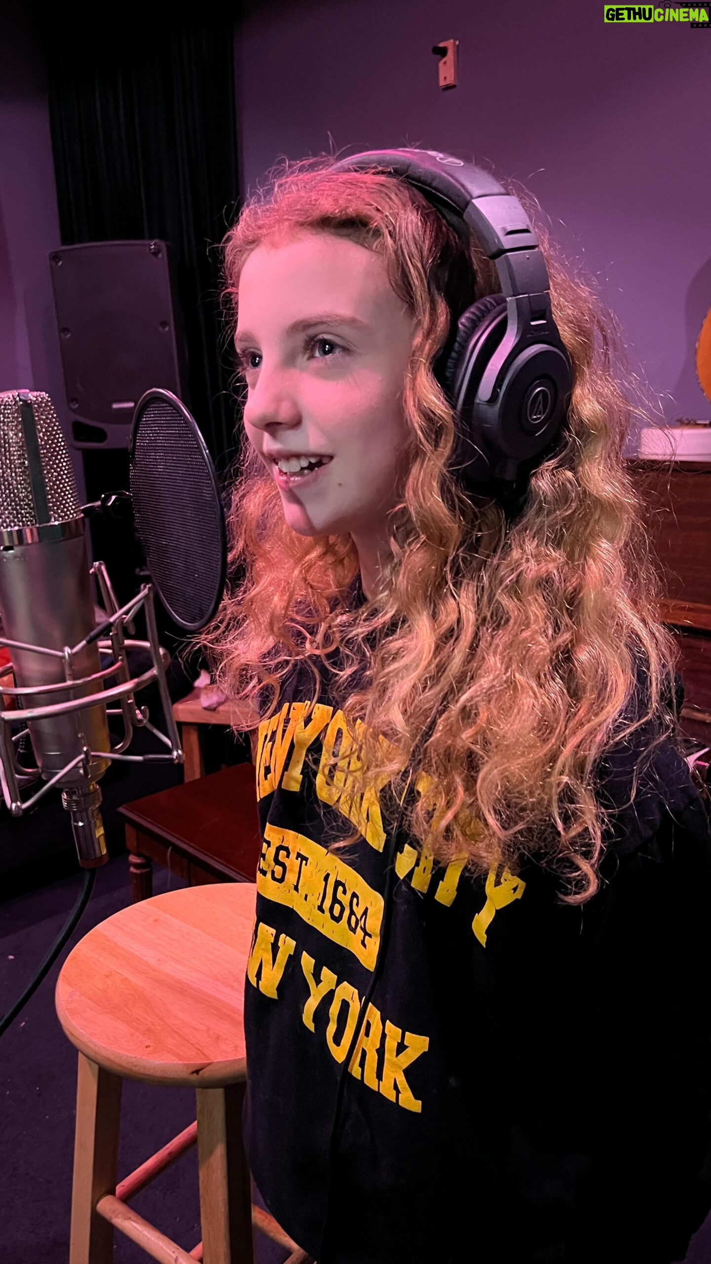 Shirly Brener - 6.5K Likes - ⚡️ 𝑩𝒖𝒛𝒛𝒊𝒏 ⚡️ is almost here!!
WERE SO EXCITED!! Juju’s original debut single ⚡️Buzzin ⚡️
OUT MAY 3rd!!! 🎤🎶🍬🩷💥🖤⚡️🎀🎸
some #bts of the recording sessions!! was super cool to get to co-write this song with sister @milabrenerofficial & awesome producer @ericzayne
Pre-Save NOW!! Link in bio!! 🔗
•producer @ericzayne
•writers/ lyricists @ericzayne @jujubrenerofficial @milabrenerofficial
•song consultant @guyblessed
•sponsored by @ymijeans