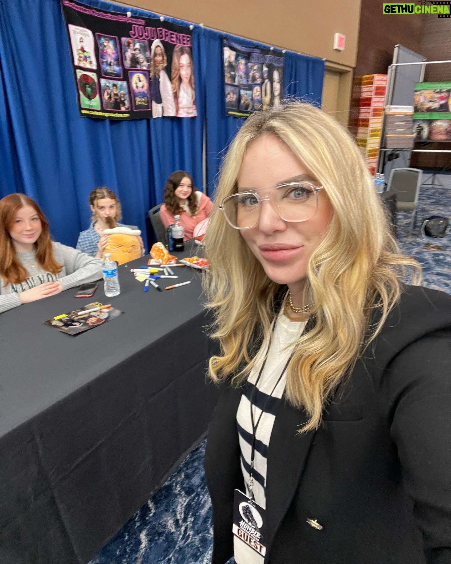 Shirly Brener Instagram - several perf days in Dallas w the cutest best of friends little witches π§π§π§ for @preservehalloweenfest which was absolutely so well put together ππ shoutout also to @coolwatersprods for all your hard work and dedication. miss yβall already ππβ₯οΈπ