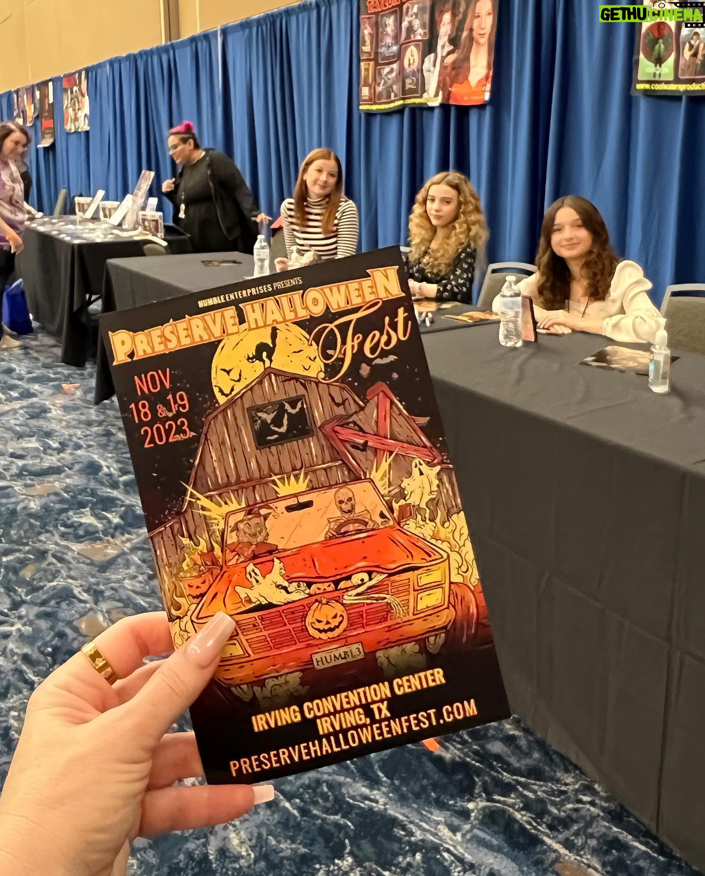 Shirly Brener Instagram - such an amazing experience getting to travel w @jujubrenerofficial to TX and be part of the coolest Halloween Fest @preservehalloweenfest we are big halloween fans and have been for years!!! 🎃🎃🎃💜🖤🖤🥳🎉 Its been a rough time for the world glad to be able to escape for some time see Juju and the lovely @taylorpaigehenderson and @officialninakitchen do their magic and celebrate all things halloween 👻👻