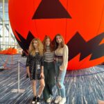 Shirly Brener Instagram - such an amazing experience getting to travel w @jujubrenerofficial to TX and be part of the coolest Halloween Fest @preservehalloweenfest we are big halloween fans and have been for years!!! 🎃🎃🎃💜🖤🖤🥳🎉 Its been a rough time for the world glad to be able to escape for some time see Juju and the lovely @taylorpaigehenderson and @officialninakitchen do their magic and celebrate all things halloween 👻👻