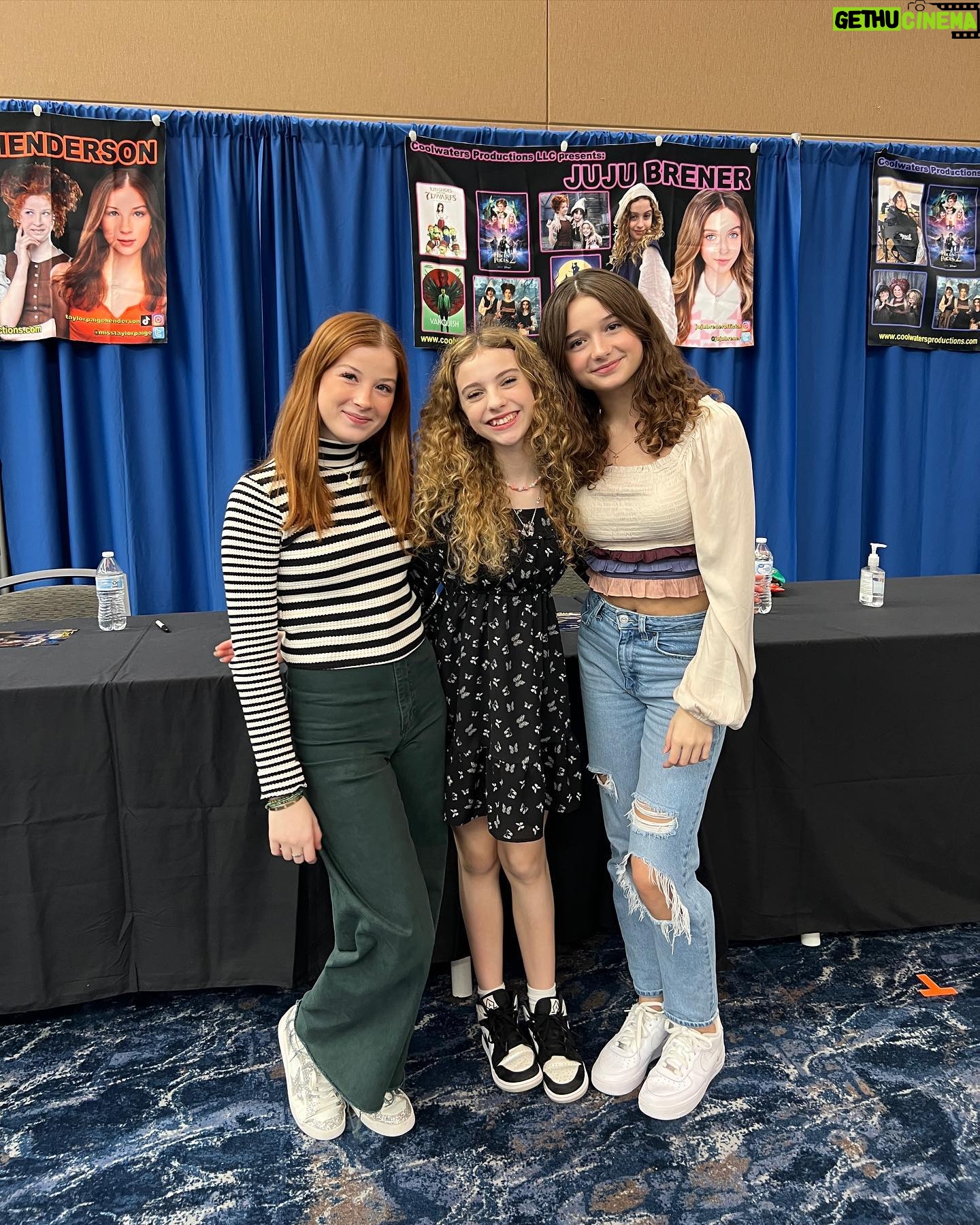 Shirly Brener Instagram - such an amazing experience getting to travel w @jujubrenerofficial to TX and be part of the coolest Halloween Fest @preservehalloweenfest we are big halloween fans and have been for years!!! 🎃🎃🎃💜🖤🖤🥳🎉 Its been a rough time for the world glad to be able to escape for some time see Juju and the lovely @taylorpaigehenderson and @officialninakitchen do their magic and celebrate all things halloween 👻👻