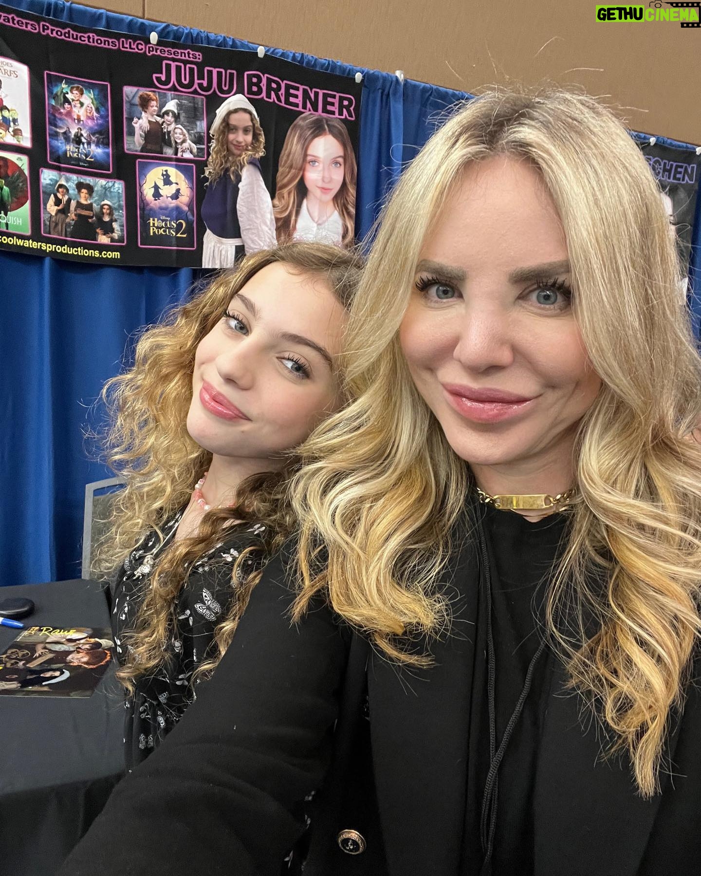 Shirly Brener Instagram - such an amazing experience getting to travel w @jujubrenerofficial to TX and be part of the coolest Halloween Fest @preservehalloweenfest we are big halloween fans and have been for years!!! 🎃🎃🎃💜🖤🖤🥳🎉 Its been a rough time for the world glad to be able to escape for some time see Juju and the lovely @taylorpaigehenderson and @officialninakitchen do their magic and celebrate all things halloween 👻👻