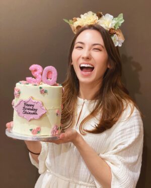 Shizuka Anderson Instagram - Guess who joined the 30s club?! 😛
I turned 30 on October 30th (how lucky!) and couldn’t have asked for a more memorable weekend to ring in my 30th year. ❤️

Can’t say I wasn’t a bit nervous to turn the big 3-0, but I’m so thankful to have amazing friends, family and an amazing boyfriend who made it so special. 🥲❤️

Shout out to the incredible @room_for_cake_by_niina for making the actual cake of my dreams!! 😍🥺 @bakairu even asked her to make a cookie of my forever good boy Hugo as a surprise and it looks so identical to his picture that I actually cried 😭🤣(happy tears!) 

I even got to count down to the day in style with a glass of champagne at the glamorous @toranomonedition overlooking Tokyo Tower. 🗼✨

Really couldn’t ask for anything more. 

Thank you everyone for all of your birthday wishes and love!! ❤️

Gonna keep chasing my dreams, learning, growing and slaying 😉🔥💥
❤️❤️❤️

なんと、10月30日に30歳になりました！！
あっという間 😳

とてもとても素敵な誕生日でした。🥰

素晴らしいケーキと愛犬のヒューゴにそっくりのクッキーはRoom For Cake By Niinaさんが作っていただきました。本当にありがとうございます！！感動して泣きました😆❤️

30代も、沢山新しい挑戦をしながら、楽しく夢に向かって進みます😊✨

今後もよろしくお願いします！❤️✨

#level30unlocked #oct30 #birthday #birthdaycake #birthdaycakeideas #roomforcakebynina #tokyo #memories  #editionhotel #editiontokyo #30flirtyandthriving 😚😛