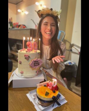 Shizuka Anderson Instagram - Guess who joined the 30s club?! 😛
I turned 30 on October 30th (how lucky!) and couldn’t have asked for a more memorable weekend to ring in my 30th year. ❤️

Can’t say I wasn’t a bit nervous to turn the big 3-0, but I’m so thankful to have amazing friends, family and an amazing boyfriend who made it so special. 🥲❤️

Shout out to the incredible @room_for_cake_by_niina for making the actual cake of my dreams!! 😍🥺 @bakairu even asked her to make a cookie of my forever good boy Hugo as a surprise and it looks so identical to his picture that I actually cried 😭🤣(happy tears!) 

I even got to count down to the day in style with a glass of champagne at the glamorous @toranomonedition overlooking Tokyo Tower. 🗼✨

Really couldn’t ask for anything more. 

Thank you everyone for all of your birthday wishes and love!! ❤️

Gonna keep chasing my dreams, learning, growing and slaying 😉🔥💥
❤️❤️❤️

なんと、10月30日に30歳になりました！！
あっという間 😳

とてもとても素敵な誕生日でした。🥰

素晴らしいケーキと愛犬のヒューゴにそっくりのクッキーはRoom For Cake By Niinaさんが作っていただきました。本当にありがとうございます！！感動して泣きました😆❤️

30代も、沢山新しい挑戦をしながら、楽しく夢に向かって進みます😊✨

今後もよろしくお願いします！❤️✨

#level30unlocked #oct30 #birthday #birthdaycake #birthdaycakeideas #roomforcakebynina #tokyo #memories  #editionhotel #editiontokyo #30flirtyandthriving 😚😛