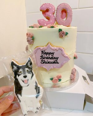 Shizuka Anderson Instagram - Guess who joined the 30s club?! 😛
I turned 30 on October 30th (how lucky!) and couldn’t have asked for a more memorable weekend to ring in my 30th year. ❤️

Can’t say I wasn’t a bit nervous to turn the big 3-0, but I’m so thankful to have amazing friends, family and an amazing boyfriend who made it so special. 🥲❤️

Shout out to the incredible @room_for_cake_by_niina for making the actual cake of my dreams!! 😍🥺 @bakairu even asked her to make a cookie of my forever good boy Hugo as a surprise and it looks so identical to his picture that I actually cried 😭🤣(happy tears!) 

I even got to count down to the day in style with a glass of champagne at the glamorous @toranomonedition overlooking Tokyo Tower. 🗼✨

Really couldn’t ask for anything more. 

Thank you everyone for all of your birthday wishes and love!! ❤️

Gonna keep chasing my dreams, learning, growing and slaying 😉🔥💥
❤️❤️❤️

なんと、10月30日に30歳になりました！！
あっという間 😳

とてもとても素敵な誕生日でした。🥰

素晴らしいケーキと愛犬のヒューゴにそっくりのクッキーはRoom For Cake By Niinaさんが作っていただきました。本当にありがとうございます！！感動して泣きました😆❤️

30代も、沢山新しい挑戦をしながら、楽しく夢に向かって進みます😊✨

今後もよろしくお願いします！❤️✨

#level30unlocked #oct30 #birthday #birthdaycake #birthdaycakeideas #roomforcakebynina #tokyo #memories  #editionhotel #editiontokyo #30flirtyandthriving 😚😛