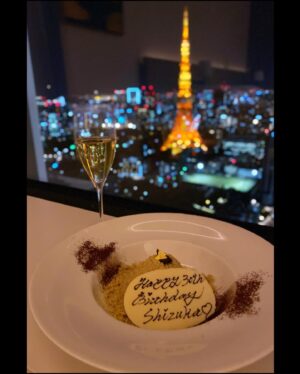Shizuka Anderson Instagram - Guess who joined the 30s club?! 😛
I turned 30 on October 30th (how lucky!) and couldn’t have asked for a more memorable weekend to ring in my 30th year. ❤️

Can’t say I wasn’t a bit nervous to turn the big 3-0, but I’m so thankful to have amazing friends, family and an amazing boyfriend who made it so special. 🥲❤️

Shout out to the incredible @room_for_cake_by_niina for making the actual cake of my dreams!! 😍🥺 @bakairu even asked her to make a cookie of my forever good boy Hugo as a surprise and it looks so identical to his picture that I actually cried 😭🤣(happy tears!) 

I even got to count down to the day in style with a glass of champagne at the glamorous @toranomonedition overlooking Tokyo Tower. 🗼✨

Really couldn’t ask for anything more. 

Thank you everyone for all of your birthday wishes and love!! ❤️

Gonna keep chasing my dreams, learning, growing and slaying 😉🔥💥
❤️❤️❤️

なんと、10月30日に30歳になりました！！
あっという間 😳

とてもとても素敵な誕生日でした。🥰

素晴らしいケーキと愛犬のヒューゴにそっくりのクッキーはRoom For Cake By Niinaさんが作っていただきました。本当にありがとうございます！！感動して泣きました😆❤️

30代も、沢山新しい挑戦をしながら、楽しく夢に向かって進みます😊✨

今後もよろしくお願いします！❤️✨

#level30unlocked #oct30 #birthday #birthdaycake #birthdaycakeideas #roomforcakebynina #tokyo #memories  #editionhotel #editiontokyo #30flirtyandthriving 😚😛