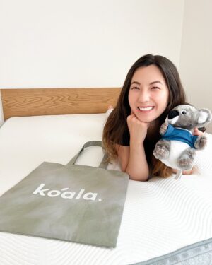 Shizuka Anderson Instagram - In honor of World Environment Day today, I’m proud to collaborate with @koala.jp , a brand I’ve looked up to for a long time now for their strong environmental initiatives. 🐨🌿💚

Every year, about 1 ton of their bed sheets are returned, so as a solution to prevent waste, Koala has started making fair trade, upcycled tote bags out of their high quality linens, that are made in collaboration with Japanese people who have disabilities, providing them with new work opportunities. What a seriously remarkable solution to diverting perfectly good fabric from the trash while also contributing to the community. 👏🏼👏🏼

Starting today, the first 100 people to make a purchase of over 40,000 yen at the Koala Omotesando Showroom will receive one of these Koala Original Eco Bags for free! 💚

If you were thinking of getting yourself a super comfy mattress from an environmentally and socially conscious company, today would be a great day to do it! 🌿🐨🌎

世界環境デーを記念に、ずーと好きだった@koala.jp のエコキャンペーンをご紹介します！🐨🌿💚 年間、約1トンの返品リネン製品を勿体なくしないため、障がい者施設の方々に制作を依頼して、一つとして同じものがない、返品リネンを使用したアップサイクルエコバッグを制作することになりました。高品質なリネン類を捨てないで、本当に環境にも、人々にもいい取り組みだと思います。👏🏼👏🏼

今日から、コアラ表参道ショー ルームで4万円以上購入した、先着100名がこの「コアラオリジナルエコバッグ」をプレゼントでもらえます！🎁 心地良くて、環境にも優しいコアラマットレスを気になっていた方は今日表参道で見に行くいいチャンスかも〜！🐨🌿🌎

#PR #koalamattress #mattress #コアラマットレス #マットレス 
#goodforplanetandpeople #worldenvironmentday #世界環境デー #アップサイクル #upcycling