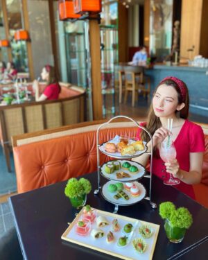 Shizuka Anderson Instagram - I had the most wonderful day enjoying a watermelon-themed afternoon tea at my favorite Andaz Tokyo. 😍❤️🍉 

Each amuse-bouche was so creative; masterfully incorporating watermelon into each item ranging from sweet watermelon scones and macarons to savory watermelon pickles wrapped in prosciutto— it made for an afternoon brimming with all the refreshing tastes of summer. 💕🍉☀️

The watermelon afternoon tea is on until September! Make sure to check it out if you’re in Tokyo and looking for a fancy, fun and delicious way to spend a summer afternoon. 🥰

アンダーズ東京のスイカ・アフタヌーンティーに行ってみました〜！めちゃくちゃ可愛くて、夏の味を楽しめました🥰🍉

9月までやっているので、アフタヌーンティーがお好きな方は是非、素敵な東京の景色を眺めながらスイカアフタヌーンティーを味わってみて〜！☀️💕

Photo cred: @bakairu 📸

@andaztokyo 
#andaztokyo #andaztokyotoranomonhills #watermelon #afternoontea #fancy #アンダーズ東京 #アンダーズ虎ノ門 #スイカ #アフタヌーンティー #オシャレ #夏のご褒美 #foodie #グルメ #スイーツ #summertime #watermelonsugarhigh 🍉🍉😋❤️