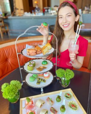 Shizuka Anderson Instagram - I had the most wonderful day enjoying a watermelon-themed afternoon tea at my favorite Andaz Tokyo. 😍❤️🍉 

Each amuse-bouche was so creative; masterfully incorporating watermelon into each item ranging from sweet watermelon scones and macarons to savory watermelon pickles wrapped in prosciutto— it made for an afternoon brimming with all the refreshing tastes of summer. 💕🍉☀️

The watermelon afternoon tea is on until September! Make sure to check it out if you’re in Tokyo and looking for a fancy, fun and delicious way to spend a summer afternoon. 🥰

アンダーズ東京のスイカ・アフタヌーンティーに行ってみました〜！めちゃくちゃ可愛くて、夏の味を楽しめました🥰🍉

9月までやっているので、アフタヌーンティーがお好きな方は是非、素敵な東京の景色を眺めながらスイカアフタヌーンティーを味わってみて〜！☀️💕

Photo cred: @bakairu 📸

@andaztokyo 
#andaztokyo #andaztokyotoranomonhills #watermelon #afternoontea #fancy #アンダーズ東京 #アンダーズ虎ノ門 #スイカ #アフタヌーンティー #オシャレ #夏のご褒美 #foodie #グルメ #スイーツ #summertime #watermelonsugarhigh 🍉🍉😋❤️