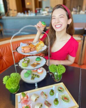 Shizuka Anderson Instagram - I had the most wonderful day enjoying a watermelon-themed afternoon tea at my favorite Andaz Tokyo. 😍❤️🍉 

Each amuse-bouche was so creative; masterfully incorporating watermelon into each item ranging from sweet watermelon scones and macarons to savory watermelon pickles wrapped in prosciutto— it made for an afternoon brimming with all the refreshing tastes of summer. 💕🍉☀️

The watermelon afternoon tea is on until September! Make sure to check it out if you’re in Tokyo and looking for a fancy, fun and delicious way to spend a summer afternoon. 🥰

アンダーズ東京のスイカ・アフタヌーンティーに行ってみました〜！めちゃくちゃ可愛くて、夏の味を楽しめました🥰🍉

9月までやっているので、アフタヌーンティーがお好きな方は是非、素敵な東京の景色を眺めながらスイカアフタヌーンティーを味わってみて〜！☀️💕

Photo cred: @bakairu 📸

@andaztokyo 
#andaztokyo #andaztokyotoranomonhills #watermelon #afternoontea #fancy #アンダーズ東京 #アンダーズ虎ノ門 #スイカ #アフタヌーンティー #オシャレ #夏のご褒美 #foodie #グルメ #スイーツ #summertime #watermelonsugarhigh 🍉🍉😋❤️