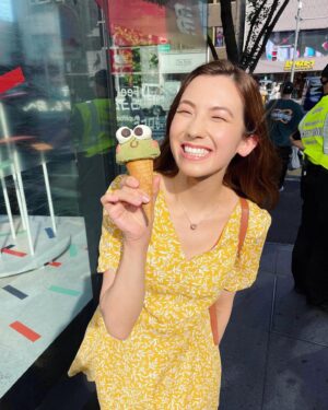 Shizuka Anderson Instagram - Exciting news!! I’ll be appearing on NBC’s Today with Hoda and Jenna TOMORROW** (Monday, the 26th) between 10am to 10:20am Eastern Time!! 😍😍

For those of you in North America, make sure to tune in for a fun tour of Tokyo and for my very first appearance on American television! ❤️❤️

明日、アメリカの人気朝番組、「Today with Hoda and Jenna」に出ることになりました！！アメリカ・カナダにいる方は、26日の午前10時〜午前10:20(EST)に私が東京を紹介するので是非見てね〜！！😍✨✨

**Oops, I made a mistake with the time difference and said “tomorrow” too soon! 🤣 It is NOW officially airing tomorrow morning at 10am ET!!**

📸 Photo cred and NBC videography cred: @iamfivefeettwo 💕

#todayshow #todaywithhodaandjenna
#todaytakesyou #tokyoolympics #nbc
#tokyo #harajuku #takeshitastreet #原宿 #竹下通り #東京 #アメリカ #取材 #朝番組