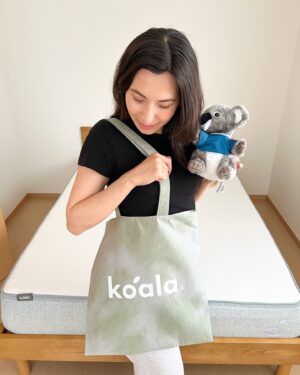 Shizuka Anderson Instagram - In honor of World Environment Day today, I’m proud to collaborate with @koala.jp , a brand I’ve looked up to for a long time now for their strong environmental initiatives. 🐨🌿💚

Every year, about 1 ton of their bed sheets are returned, so as a solution to prevent waste, Koala has started making fair trade, upcycled tote bags out of their high quality linens, that are made in collaboration with Japanese people who have disabilities, providing them with new work opportunities. What a seriously remarkable solution to diverting perfectly good fabric from the trash while also contributing to the community. 👏🏼👏🏼

Starting today, the first 100 people to make a purchase of over 40,000 yen at the Koala Omotesando Showroom will receive one of these Koala Original Eco Bags for free! 💚

If you were thinking of getting yourself a super comfy mattress from an environmentally and socially conscious company, today would be a great day to do it! 🌿🐨🌎

世界環境デーを記念に、ずーと好きだった@koala.jp のエコキャンペーンをご紹介します！🐨🌿💚 年間、約1トンの返品リネン製品を勿体なくしないため、障がい者施設の方々に制作を依頼して、一つとして同じものがない、返品リネンを使用したアップサイクルエコバッグを制作することになりました。高品質なリネン類を捨てないで、本当に環境にも、人々にもいい取り組みだと思います。👏🏼👏🏼

今日から、コアラ表参道ショー ルームで4万円以上購入した、先着100名がこの「コアラオリジナルエコバッグ」をプレゼントでもらえます！🎁 心地良くて、環境にも優しいコアラマットレスを気になっていた方は今日表参道で見に行くいいチャンスかも〜！🐨🌿🌎

#PR #koalamattress #mattress #コアラマットレス #マットレス 
#goodforplanetandpeople #worldenvironmentday #世界環境デー #アップサイクル #upcycling